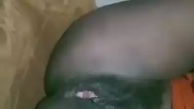 Whore gets it on with fingers in XXX close-up Desi video being