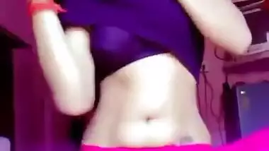 Cute Desi hottie XXX show of her naked boobs is by MMS fans