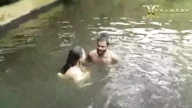 Today Exclusive-dirty Big Boobs Bhabi Bath In Pond With Handsome