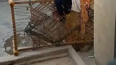 Desi village bhabhi bathing viral clip