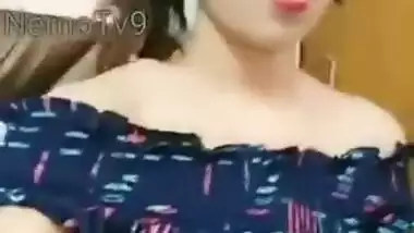 Tarni ,Sexy Desi girl lifting top to show navel to bF, She is so horny,!