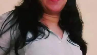 Hot Mumbai girl shows what an Indian blowjob is