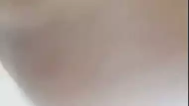 Nude desi lady records her bathroom MMS for her lover