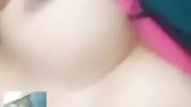 Hot look Desi Clg Girl Showing her Boobs on Video Call New Mms