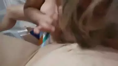 Me meto a la cama de mi sobrino y lo hago terminar en mis grandes tetas, tío nos pilla teniendo sexo!!