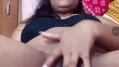 Unsatisfied bhabhi fingering fat pussy on live cam