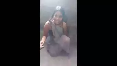 I gave money to the maid and fucked her Hot Indian Kam Wali Baai
