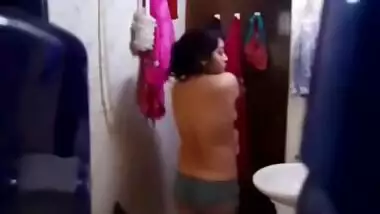 Today Exclusive- Sexy Desi Bhabhi Bathing Record In Part 1