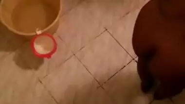 Big botty desi aunty feels comfortable taking a bath in front of a era