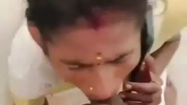 Cheating wife gives an outdoors Tamil blowjob to her BF