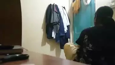 Work is over and fat Desi woman plans to record solo XXX sex video