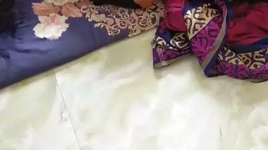 Aunty naked on floor in horny mood to have viral sex