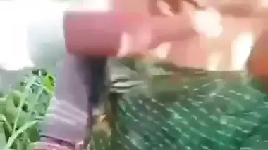 Farmer fucks a lady laborer on the farm to enjoy outdoor sex