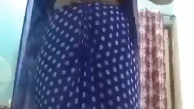 Indian nude lady strips her saree and masturbates