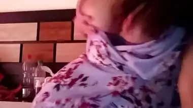 Hot Bhabhi shiny showing her boobs Kya mast boobs Hai