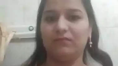 Bhabhi holding milky boobs in Pakistani solo nude clip