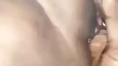 Horny Desi XXX bitch gets her pussy fingered by her neighbour MMS