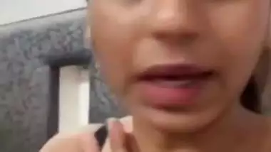 Indian Instagram influencer sowing big boobs MMS
