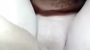 Amateur XXX model bares pussy on camera and fingers it for Desi fans