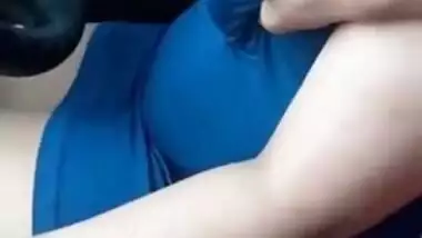 Dedi babe in car showing boobs n pussy while she driving