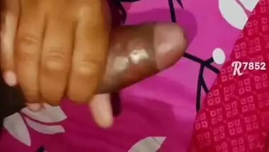 Honth Chusi Lund Hath Me Di Phir Chut Mari Or Pani Cream Chut Me Nikal Di - Indian Couple Quick Cumshot Fucking